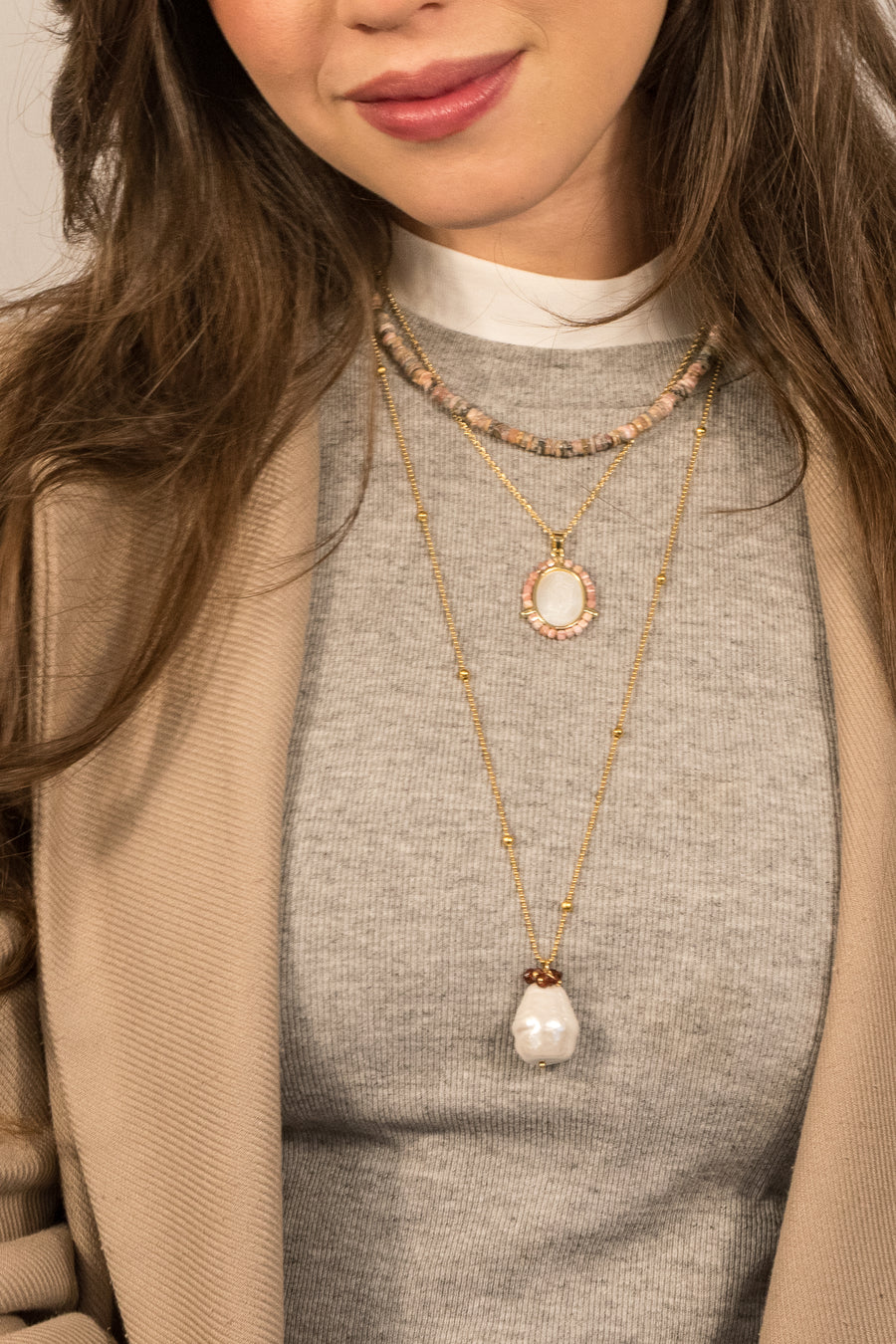 Collar de jaspe rosa con chapa de oro 18k