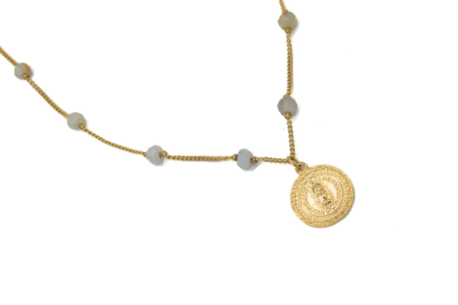 Collar de piedritas y Virgen de Guadalupe