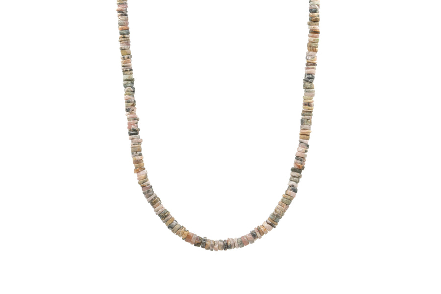 Collar de jaspe rosa con chapa de oro 18k