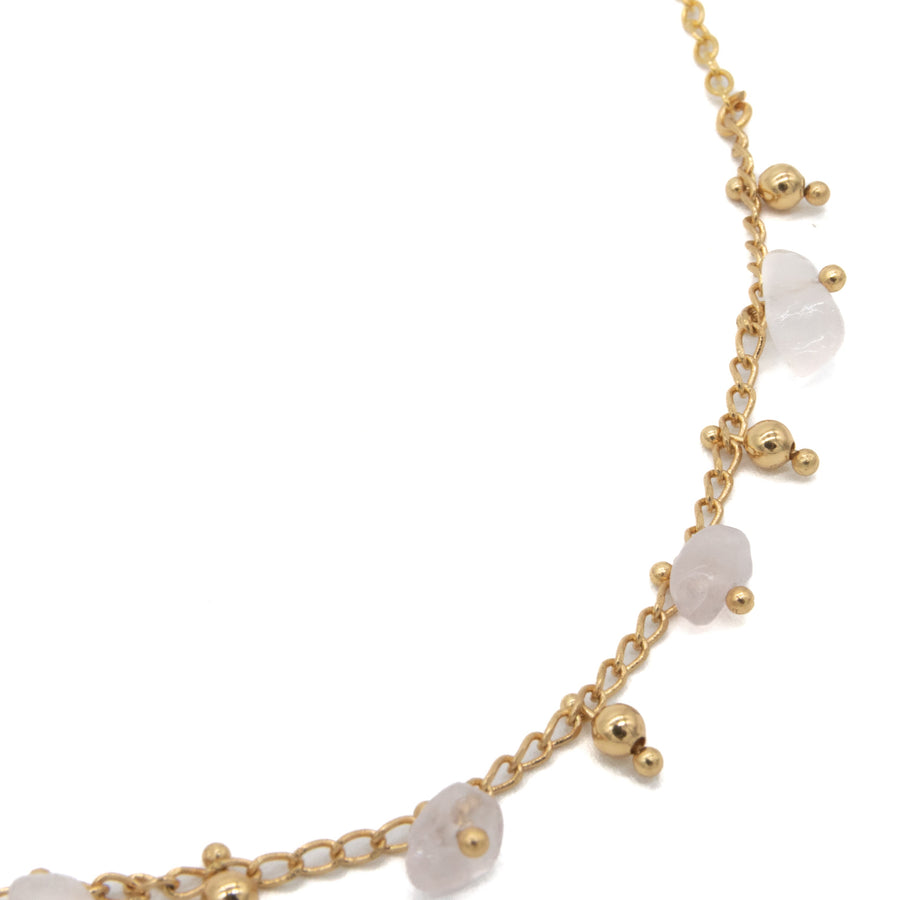 Collar de piedras colgando