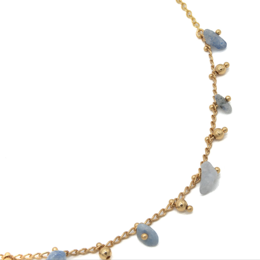 Collar de piedras colgando