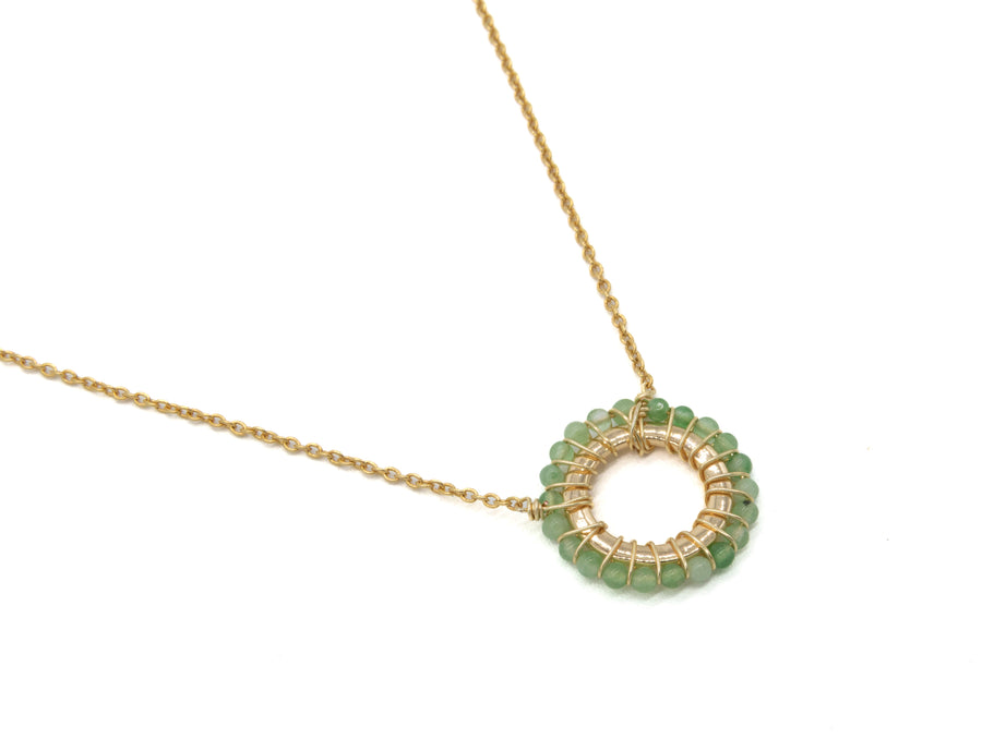 Collar con circulo bordado