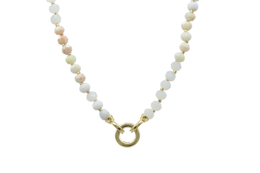 Collar de cristales facetados con broche redondo