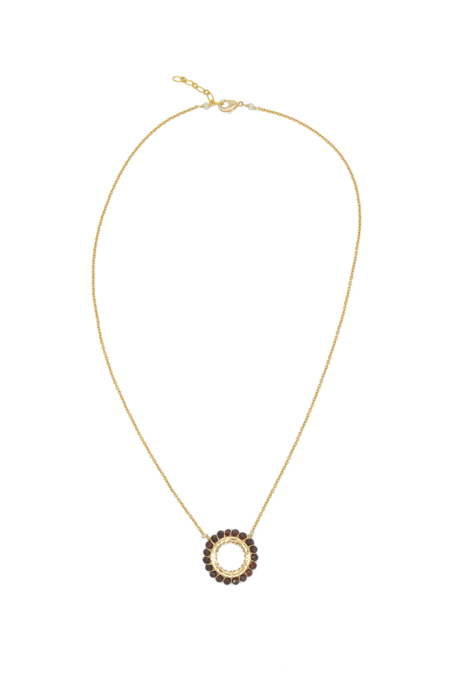 Collar con círculo bordado