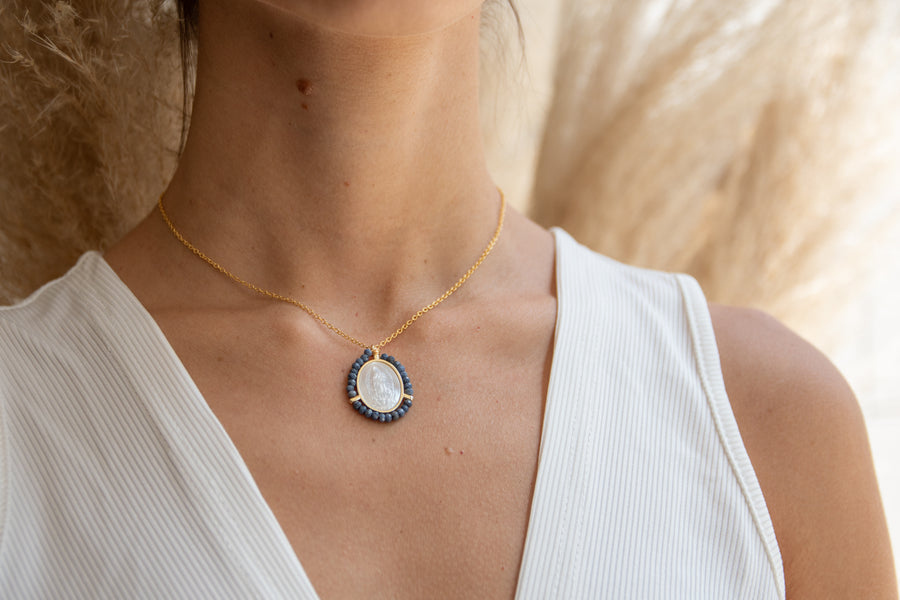 Collar de Virgen de Guadalupe en madre perla bordada