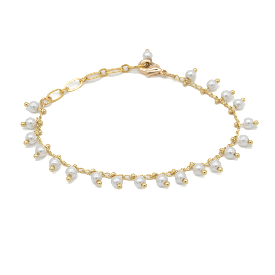 Pulsera de perlas colgando
