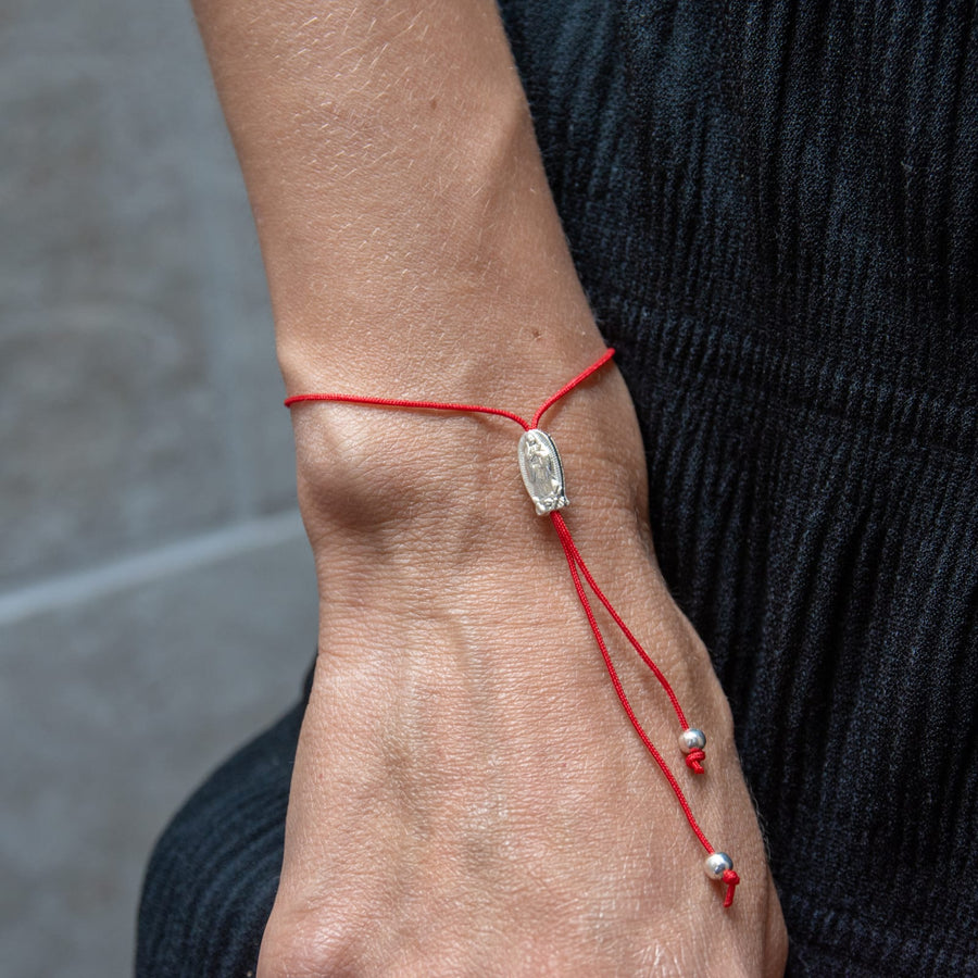 PULSERA ROJA CON MEDALLA DE VIRGEN DE GUADALUPE 3D PLATEADA