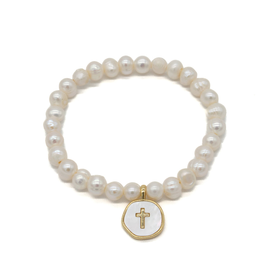 Pulsera de perlas con dije de cruz de madre perla