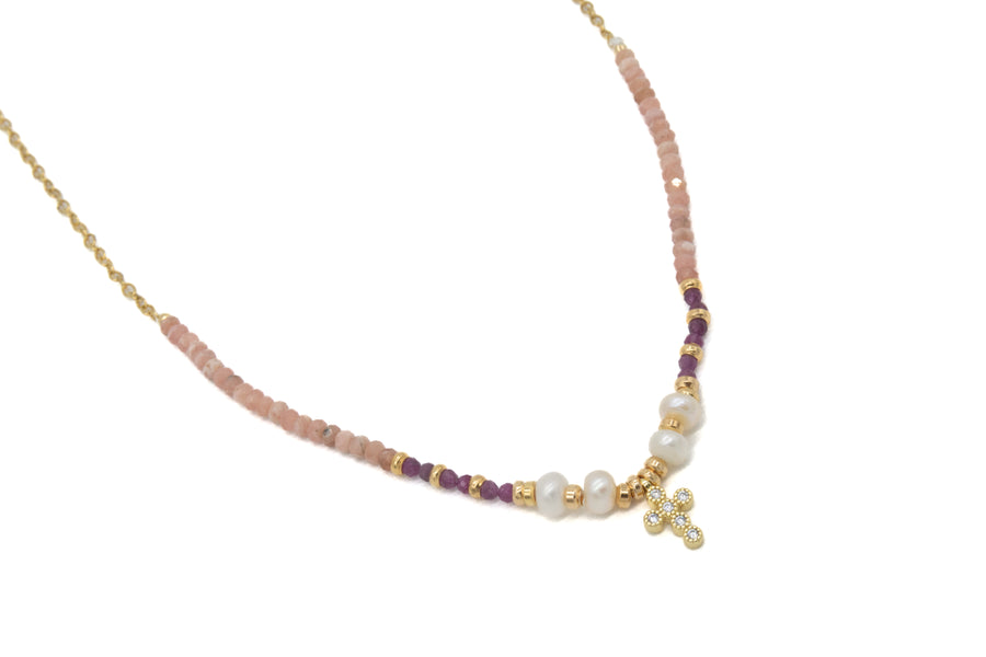 Collar rosa con cruz