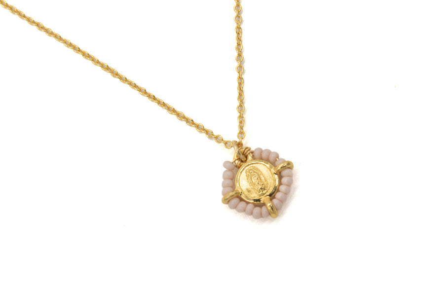 Collar de Virgen bordada