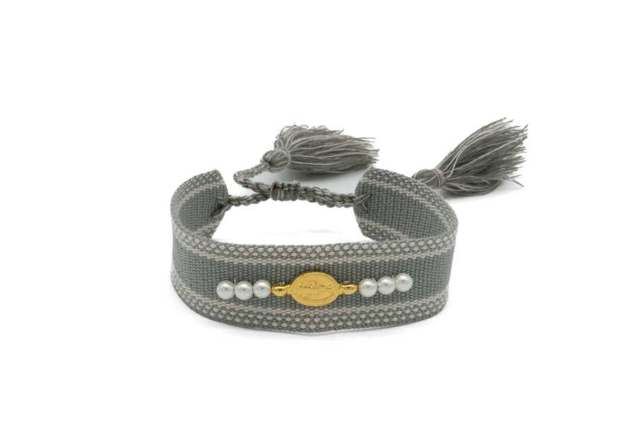 Pulsera Virgen Milagrosa sobre tejido