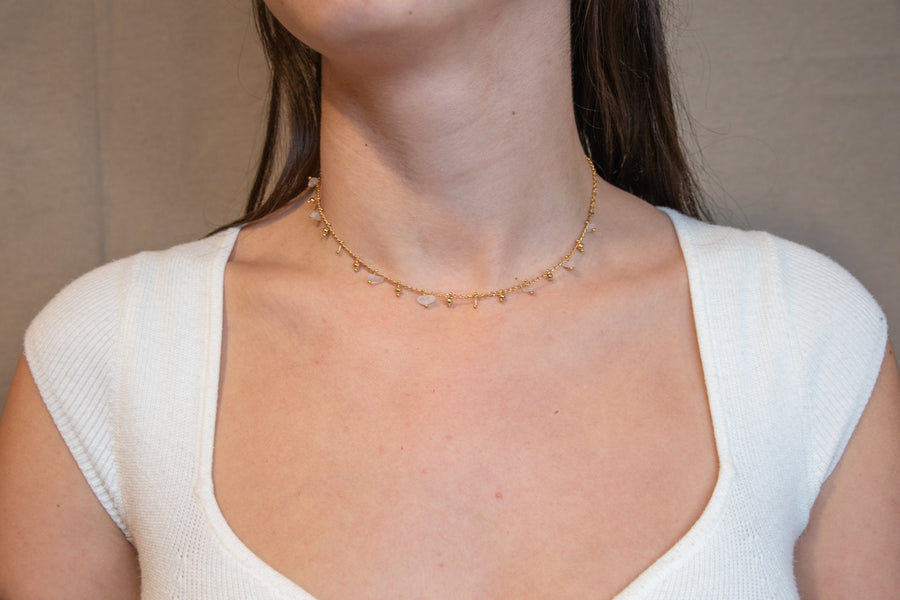 Collar de piedras colgando